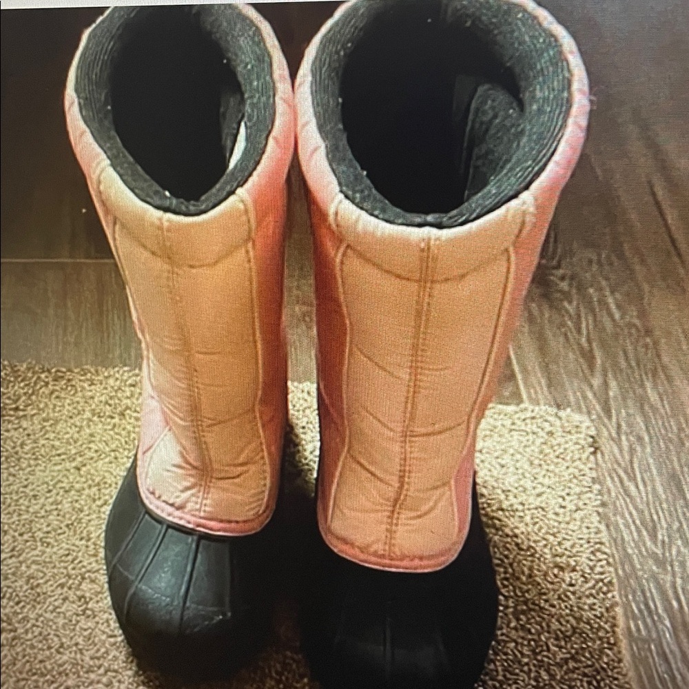 Girls pink Columbia snow boots 2